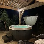 شقة فندقية Secret D'uzes - Place Aux Herbes - Piscine Chauffee Et Jacuzzi 4*