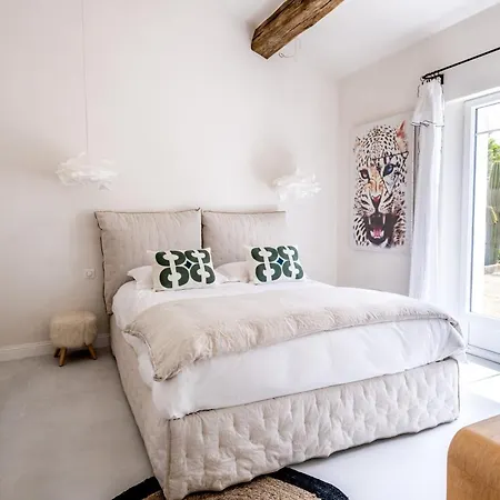 Aparthotel Secret D'uzes - Place Aux Herbes - Piscine Chauffee Et Jacuzzi *