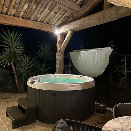 Aparthotel Secret D'uzes - Place Aux Herbes - Piscine Chauffee Et Jacuzzi *