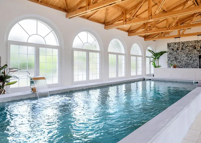 Lägenhetshotell Secret D'uzes - Place Aux Herbes - Piscine Chauffee Et Jacuzzi 4*