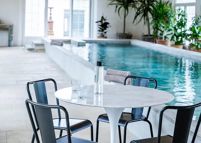 Lägenhetshotell Secret D'uzes - Place Aux Herbes - Piscine Chauffee Et Jacuzzi 4*