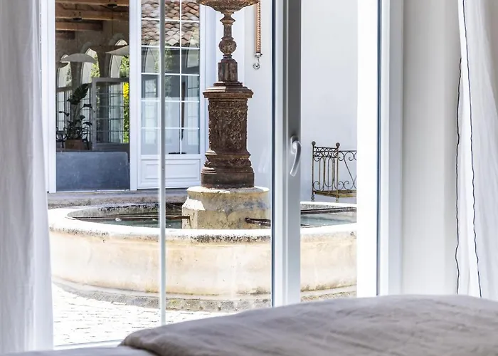 Lägenhetshotell Secret D'uzes - Place Aux Herbes - Piscine Chauffee Et Jacuzzi 4*