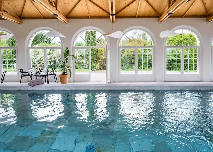 Lägenhetshotell Secret D'uzes - Place Aux Herbes - Piscine Chauffee Et Jacuzzi 4*