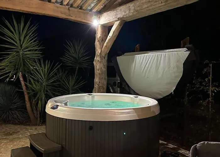 Lägenhetshotell Secret D'uzes - Place Aux Herbes - Piscine Chauffee Et Jacuzzi 4*