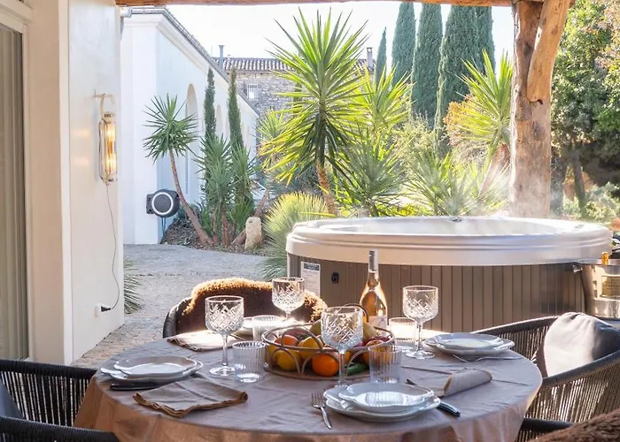 Lägenhetshotell Secret D'uzes - Place Aux Herbes - Piscine Chauffee Et Jacuzzi 4*