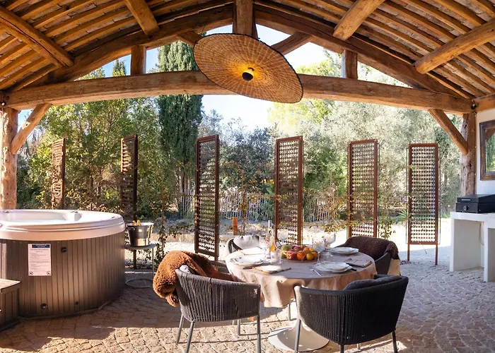 Secret D'uzes - Place Aux Herbes - Piscine Chauffee Et Jacuzzi 4*